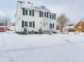 11 Mi to Dtwn Cleveland: Family Home w/ Yard
