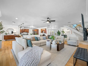 Exquisite Bayview Villa With Pool and Games!