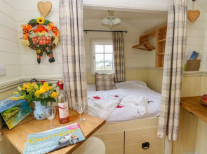 Shepherds Hut - The Hurdle