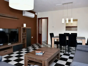Bright and Central 2 Bedroom With Harbour View