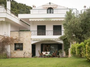 4bdr Beachfront House In Kalandra