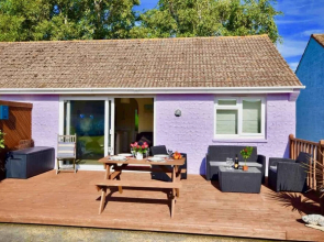 Seashells Dog Friendly Seaview Beach Chalet Sleeps 4 Beach Opposite