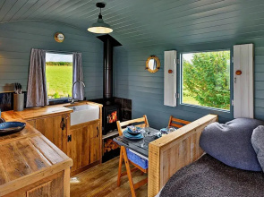 Lakeside Shepherd's Hut Retreat, No Deposit