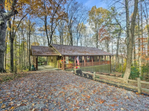 Woodsy Pigeon Forge Hideaway: Private Hot Tub