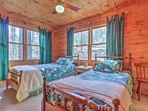 Highlands Cabin w/ Forest Views < 4 Mi to Cashiers