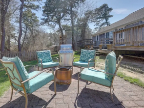 1 Mi to South Village Beach: Bbq-ready Retreat