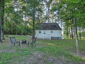 Peaceful Broken Bow Cottage w/ Fire Pit!
