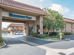 Palm Inn Hotel near Tyler Mall Riverside