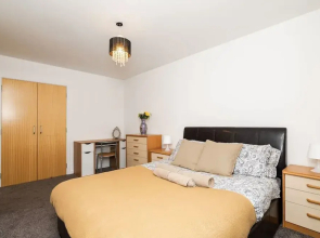 3 Bedroom House - Free Parking