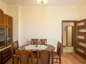 Lucie Top Center – 5 people