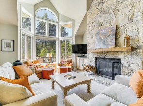 Walk to Ski Lift: Spacious Condo in West Dover!