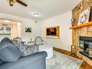 Mtn Cabin w/ Balcony & View in Burnsville!