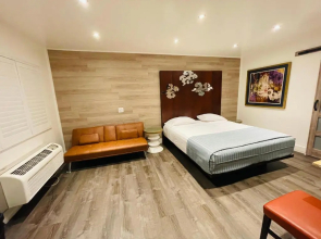 Casa Blanca Inn & Suites