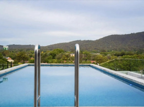 The Hamptons - Lux 2 Bed 2 Bath, Pool - Central Location