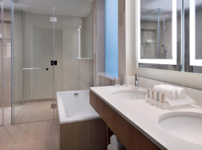 Отель Holiday Inn & Suites Dubai Festival City an IHG