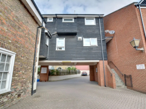 Spacious Apartment in the Port City of Sandwich With the Medieval Cinque Port