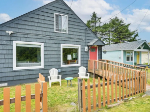 Walk to Beach: Charming Home - 3 Mi to Seabrook