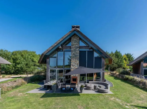 Stylish Overnight Stay With a hot tub and Atmospheric Fireplace