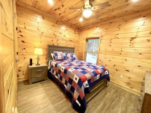 Charming, pet friendly cabin, perfect for fishing, family, hiking and R&R! 2 Bedroom Cabin by RedAwning