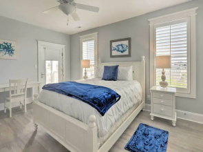 Gorgeous Emerald Isle Getaway: Walk to Beach!