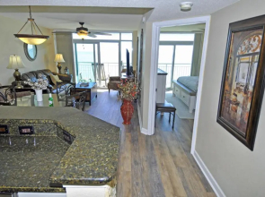 Oceanfront Well Maintained, Walk to Boardwalk, Beach Bars, 902