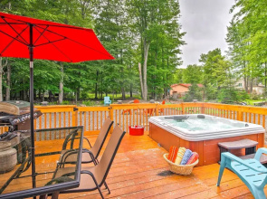 Jacuzzi & Resort Amenities: Tobyhanna Family Home!