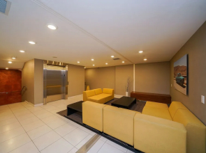 Spacious 2 Br condo by CN Tower