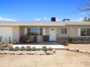 Yucca Valley Hideaway - Hammocks, Fire Pit & Grill 2 Bedroom Home By Redawning