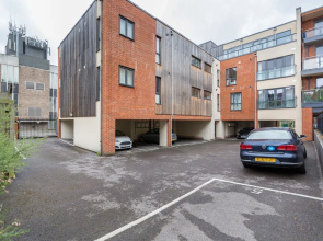Roomspace Apartments -Westnye House