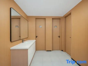 Hechi Rezen Trend Hotel (Jinchengjiang Station Baima Pedestrian Street Branch)