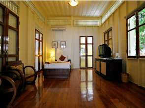 Baan Bayan Beachfront Hotel