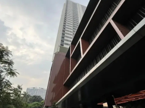 Premium Collins Boulevard Near Airport