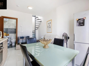 Spacious, 1BR duplex off UNI/Hospital with WIFI by 360 Estates