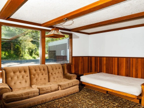 Bay View Retreat for 21 Guests 5 Br home by RedAwning