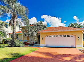 Riverfront Paradise W/ Caged Pool, Hot Tub & Dock 3 Bedroom Home