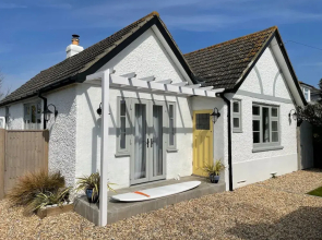 Charming Seaside Cottage - 5-min Walk to Beach