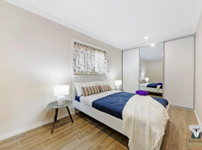 KOZYGURU Arncliffe 3 BED Begonia Cottage With FREE Parking