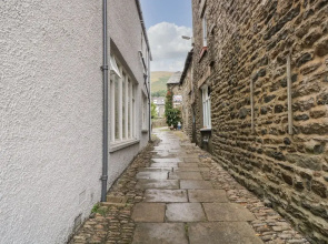 2 Kings Yard