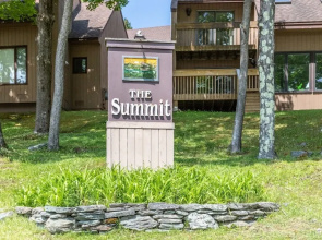 41 Summit Condo Near Mountain Shuttle by RedAwning