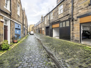 JOIVY Quiet Mews Street Apartment in the Heart of Edinburgh