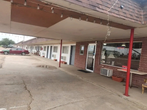 First Inn By OYO Quinter Hwy 70