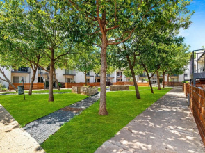 Roomy Sola 1BR King Suite Close to DT w Pool