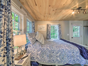 Lush Edgecomb Studio Cottage w/ Fire Table!