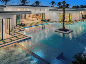 Sleeps 31 2 Luxury Villas w/ Pool + Spa, Putting Green Bravo by Avantstay
