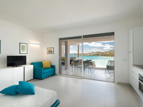 Large room of 40ms with a double bed, an armchair-bed, kitchenette, a bathroom and a private parking-AIRONI 8 MONO