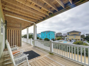 Emerald Isle Getaway w/ Decks & Beach Views!