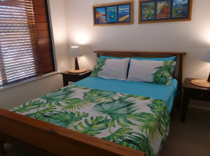 Palm Lakeside - Bowen, Whitsundays Wifi Netflix Private Cool Luxury
