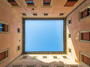 Wonderful, Quiet and Bright Apartment. In the Center Historian