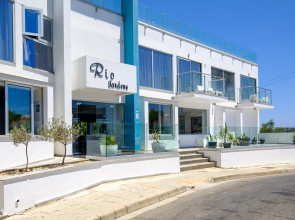 Sanders Rio Gardens - Treasured Studio With Shared Pool and Balcony