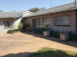 8 Ibis Lane Guest House